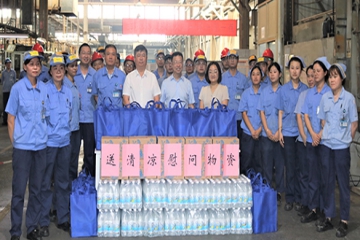 炎炎夏日送清凉 丝丝关怀暖人心